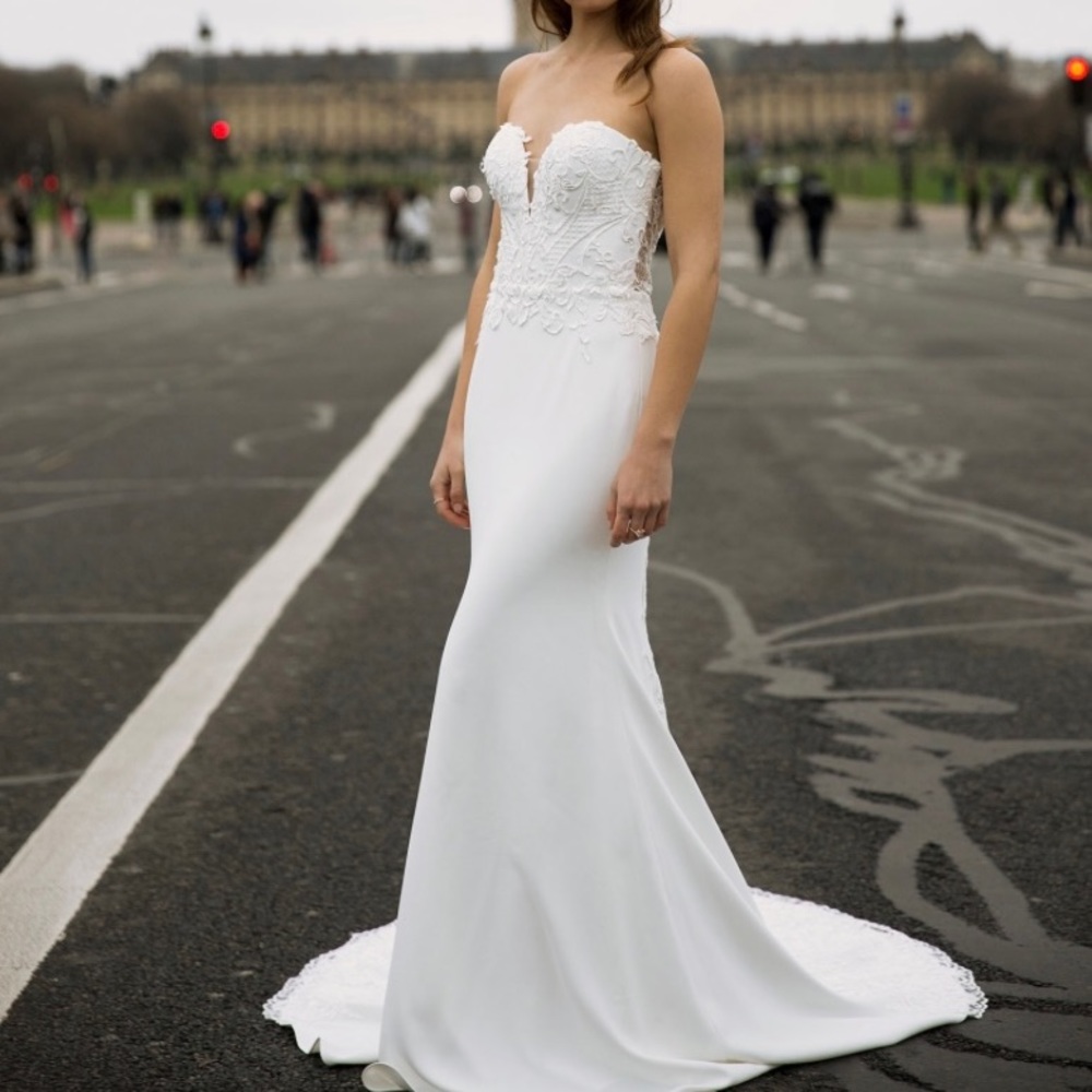 MUST GO! Open to offers - Madi Lane Freya Gown - Picture 1 of 11